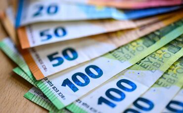 Warum der Mann so viel Geld dabeihatte, konnte die Polizei zunächst nicht sagen. (Symbolbild)