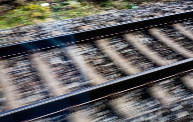Eine Frau ist am Bahnhof Geislingen auf zwei Mitarbeiter losgegangen. (Symbolbild)