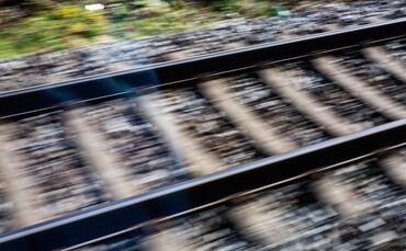 Eine Frau ist am Bahnhof Geislingen auf zwei Mitarbeiter losgegangen. (Symbolbild)