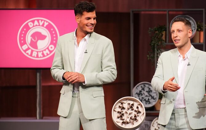 Morice Ziegler (links) und David Tenné haben Investoren in "Die Höhle der Löwen" ihren innovativen Hundenapf (Bildmitte) vorgest