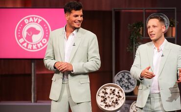 Morice Ziegler (links) und David Tenné haben Investoren in "Die Höhle der Löwen" ihren innovativen Hundenapf (Bildmitte) vorgest