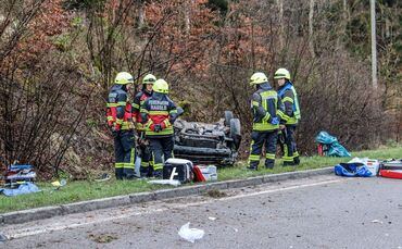 Zwei junge Frauen nach Unfall in Lebensgefahr
