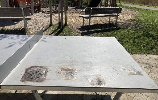 Grillen auf einer Tischtennisplatte? Keine gute Idee. (Symbolfoto)