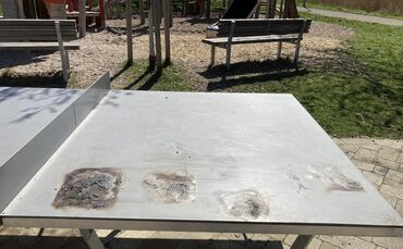 Grillen auf einer Tischtennisplatte? Keine gute Idee. (Symbolfoto)