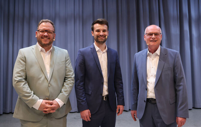Kevin Latzel (l.) und Felix Wiesner (2.v.l.) fordern Amtsinhaber Reinhard Molt heraus. Jeder von ihnen möchte am Sonntag, 19. Ap
