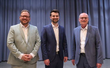 Kevin Latzel (l.) und Felix Wiesner (2.v.l.) fordern Amtsinhaber Reinhard Molt heraus. Jeder von ihnen möchte am Sonntag, 19. Ap