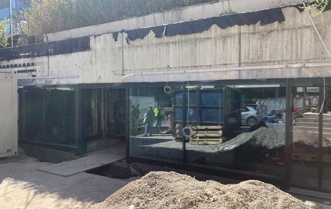 Noch ist der neue Rewe-Markt unter der Querspange eine Baustelle.