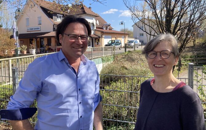 Die Architekten Moritz Seifert und Barbara Ludwig-Schwaderer im April 2026 in der Pop-up-Redaktion in Beutelsbach.