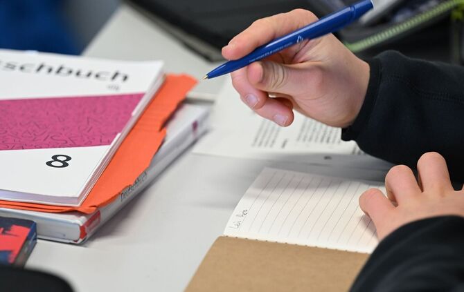 Man müsse bei Hausaufgaben und in Prüfungen in unteren Klassen die Handschrift fordern, um Täuschung zu verhindern, sagt der DL-
