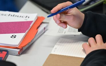 Man müsse bei Hausaufgaben und in Prüfungen in unteren Klassen die Handschrift fordern, um Täuschung zu verhindern, sagt der DL-