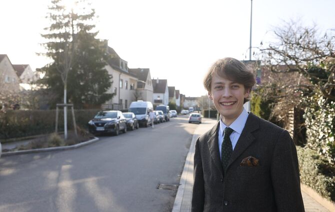 Luis Widmann zeigt die Siedlung, in der er aufgewachsen ist.