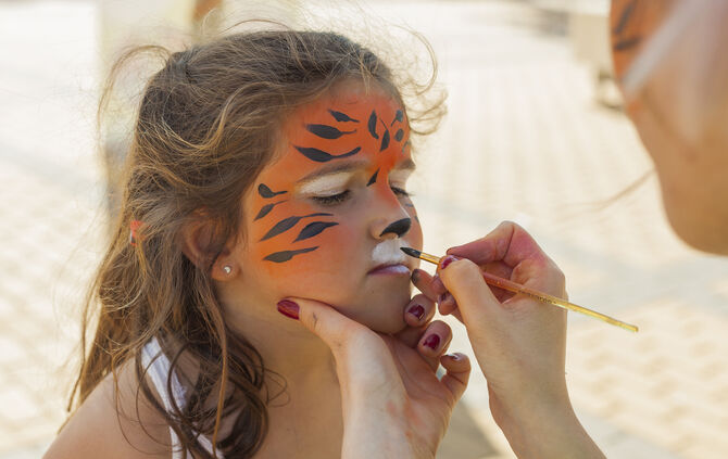 Girl,Getting,Her,Face,Painted,By,Painting,Artist.,Outdoor,Children