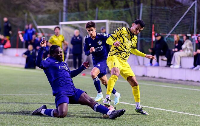 Schmidens Joseph Ankrah (links) setzt gegen Anas Hammouda zur Grätsche an – es gibt Elfmeter für den TSV Schornbach, der für die