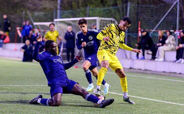 Schmidens Joseph Ankrah (links) setzt gegen Anas Hammouda zur Grätsche an – es gibt Elfmeter für den TSV Schornbach, der für die