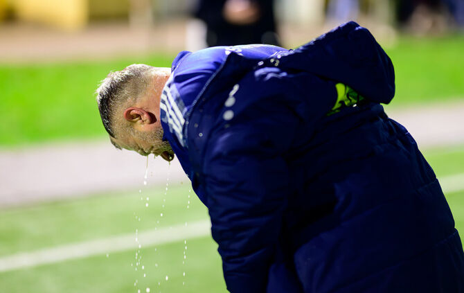 Schweiß, Tränen – und reichlich Gerstensaft: Damir Lisic wurde nach dem Finaleinzug des TSV Schmiden von seinen Spielern überras