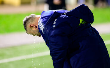 Schweiß, Tränen – und reichlich Gerstensaft: Damir Lisic wurde nach dem Finaleinzug des TSV Schmiden von seinen Spielern überras