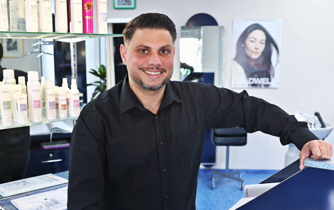 Kiriakos Karatzas im Friseursalon an der Torstraße.