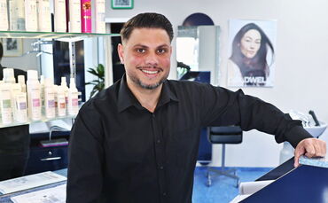 Kiriakos Karatzas im Friseursalon an der Torstraße.