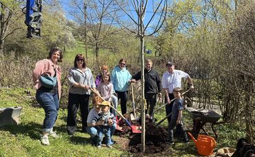 Vertreterinnen und Vertreter der Spielplatz-Initiative haben eine Pappel auf dem Spielplatz Klause gepflanzt. Sie soll künftig d