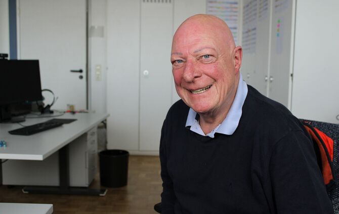 Ralph Lang zu Besuch in der Sportredaktion in Waiblingen. Ein halbes Jahrhundert hat er den Zeitungsverlag Waiblingen zuverlässi