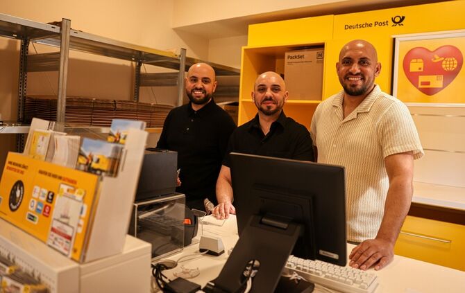 Behar, Robert und Albert Lugbunari (v.l.n.r.) betreiben mit zwei weiteren Brüdern die neue Post-Filiale und die "Kiosk Ecke".