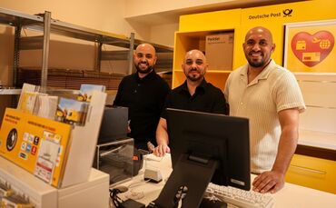 Behar, Robert und Albert Lugbunari (v.l.n.r.) betreiben mit zwei weiteren Brüdern die neue Post-Filiale und die "Kiosk Ecke".