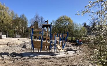 Das neue Piratenschiff steht schon am Ufer des Stadthallensees. Noch ist der Spielplatz für vorbereitende Arbeiten eingezäunt.