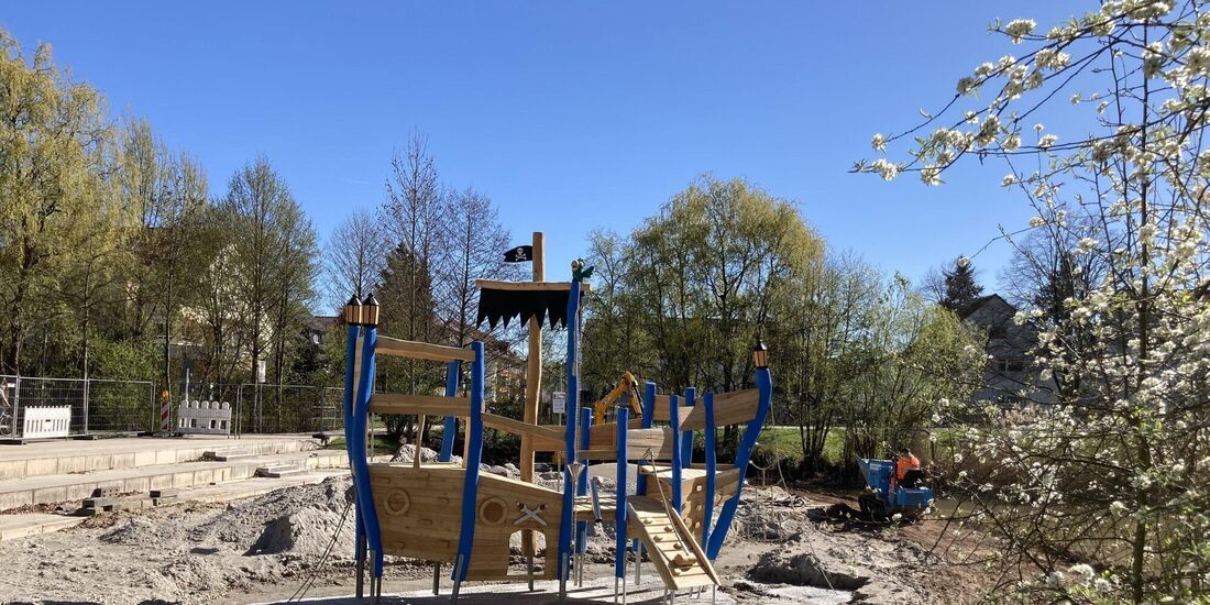 Das neue Piratenschiff steht schon am Ufer des Stadthallensees. Noch ist der Spielplatz für vorbereitende Arbeiten eingezäunt.