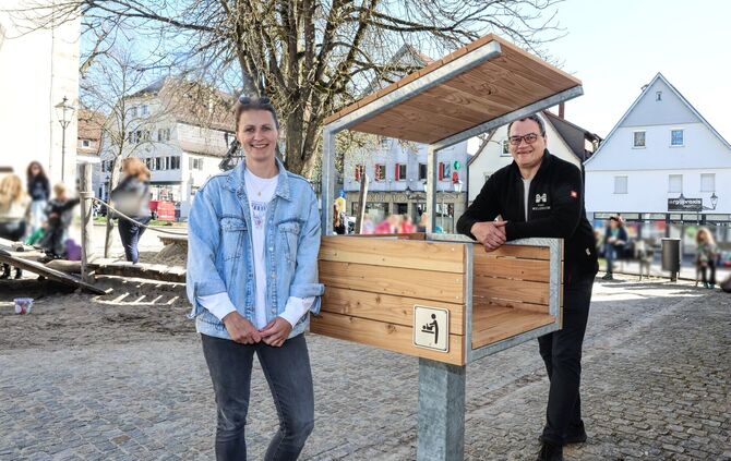 Luisa Wagner (l.) hat es über Gofundme geschafft: Welzheim hat ein wetterfestes Wickelboard am Spielplatz bekommen - geprüft und