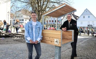 Luisa Wagner (l.) hat es über Gofundme geschafft: Welzheim hat ein wetterfestes Wickelboard am Spielplatz bekommen - geprüft und