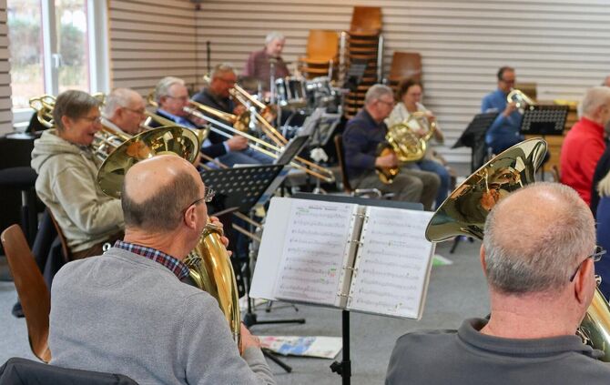 Dieses Orchester ist gar nicht so klein – aber offen für neue Trompeten, Flügelhörner, Klarinetten, Saxofone und so weiter und s