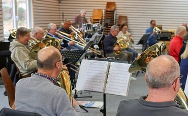 Dieses Orchester ist gar nicht so klein – aber offen für neue Trompeten, Flügelhörner, Klarinetten, Saxofone und so weiter und s