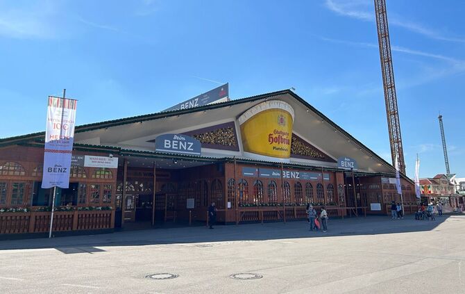 Neben dem Festzelt "Beim Benz" sind auf dem Frühlingsfest 2026 auch die Zelte Göckelesmaier, Wasenwirt und die Almhütte Royal ve