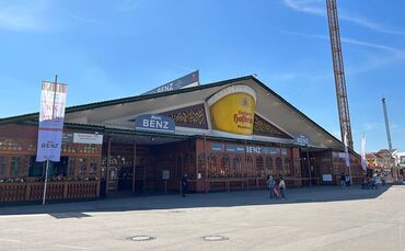 Neben dem Festzelt "Beim Benz" sind auf dem Frühlingsfest 2026 auch die Zelte Göckelesmaier, Wasenwirt und die Almhütte Royal ve