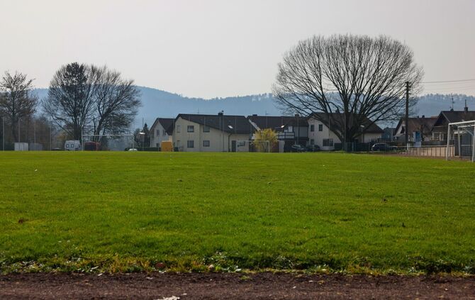 Noch ein letztes Mal vor der fünfjährigen Interimsbebauung steht der Rasenplatz in Höfen am Wochenende für ein Jugendfußballturn