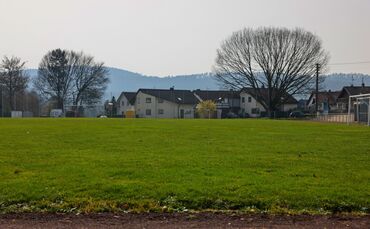 Noch ein letztes Mal vor der fünfjährigen Interimsbebauung steht der Rasenplatz in Höfen am Wochenende für ein Jugendfußballturn