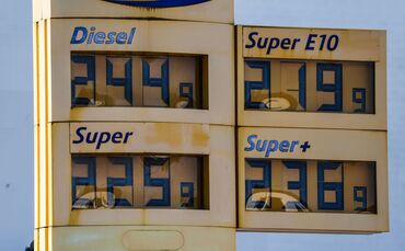 Anzeigetafel an einer Tankstelle