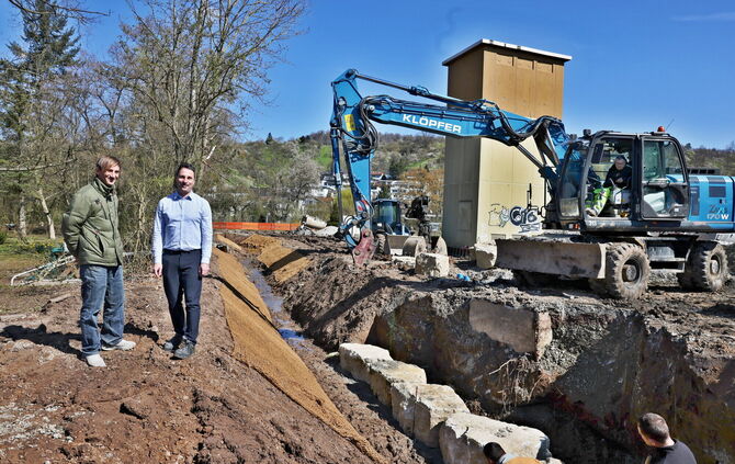 Daniel Baier (links) und Markus Schlecht an der Bachbaustelle auf Höhe des Trafohauses am Reiterweg.