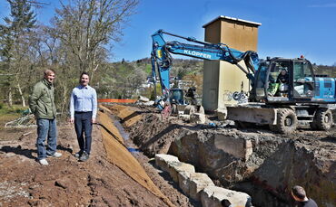 Daniel Baier (links) und Markus Schlecht an der Bachbaustelle auf Höhe des Trafohauses am Reiterweg.