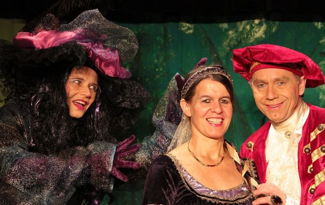 Schauspieler des Galli Theaters führen „Rapunzel", ein Märchentheater für die ganze Familie, auf.