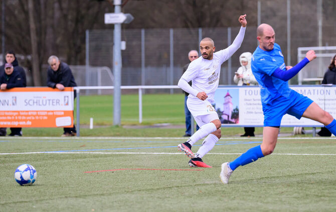 Aron Viventi (in Weiß) ist nach langer Verletzungspause wieder zurück im Aufgebot des FSV Waiblingen.
