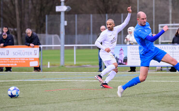 Aron Viventi (in Weiß) ist nach langer Verletzungspause wieder zurück im Aufgebot des FSV Waiblingen.