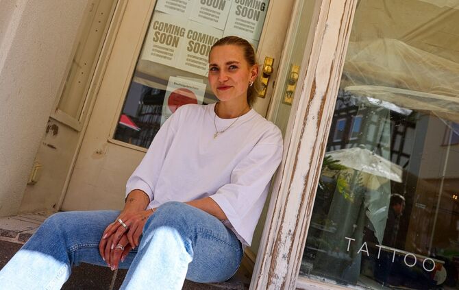 Am Wochenende eröffnet ein neues Tattoostudio in der Innenstadt: Ins "Studio Fortysix" will Jil Heinser (26) auch ein Café integ