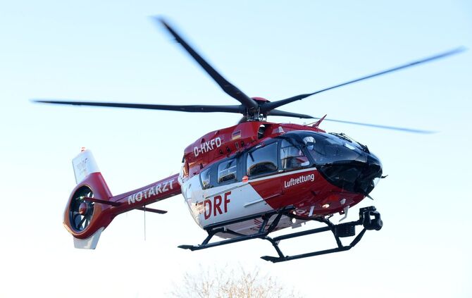 Ein Rettungshubschrauber brachte die Seniorin in eine Klinik (Symbolbild)