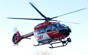 Ein Rettungshubschrauber brachte die Seniorin in eine Klinik (Symbolbild)