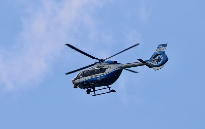 Am Donnerstagnachmittag (09.04.) kreiste ein Polizeihubschrauber über Winnenden (Symbolfoto).