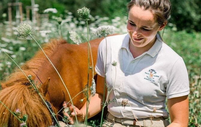 Ponylina: Lina Heim mit einem ihrer Shetlandponys.