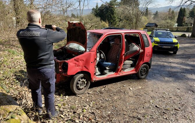 Das völlig schrottreife alte Auto ist im Wald bei Kernen aufgetaucht, die Gemeinde ließ es entsorgen.