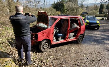 Das völlig schrottreife alte Auto ist im Wald bei Kernen aufgetaucht, die Gemeinde ließ es entsorgen.