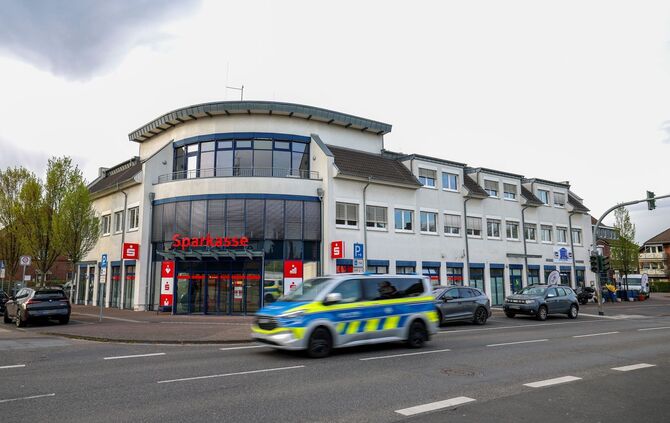 Großeinsatz an Bankfiliale: Mann festgenommen